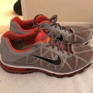 Men’s Nike tennis shoes
